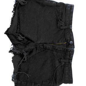 Super cute black jean shorts !✨